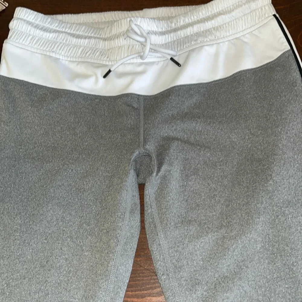 Fabletics Size Medium Crops Excellent Condition - Picture 1 of 6